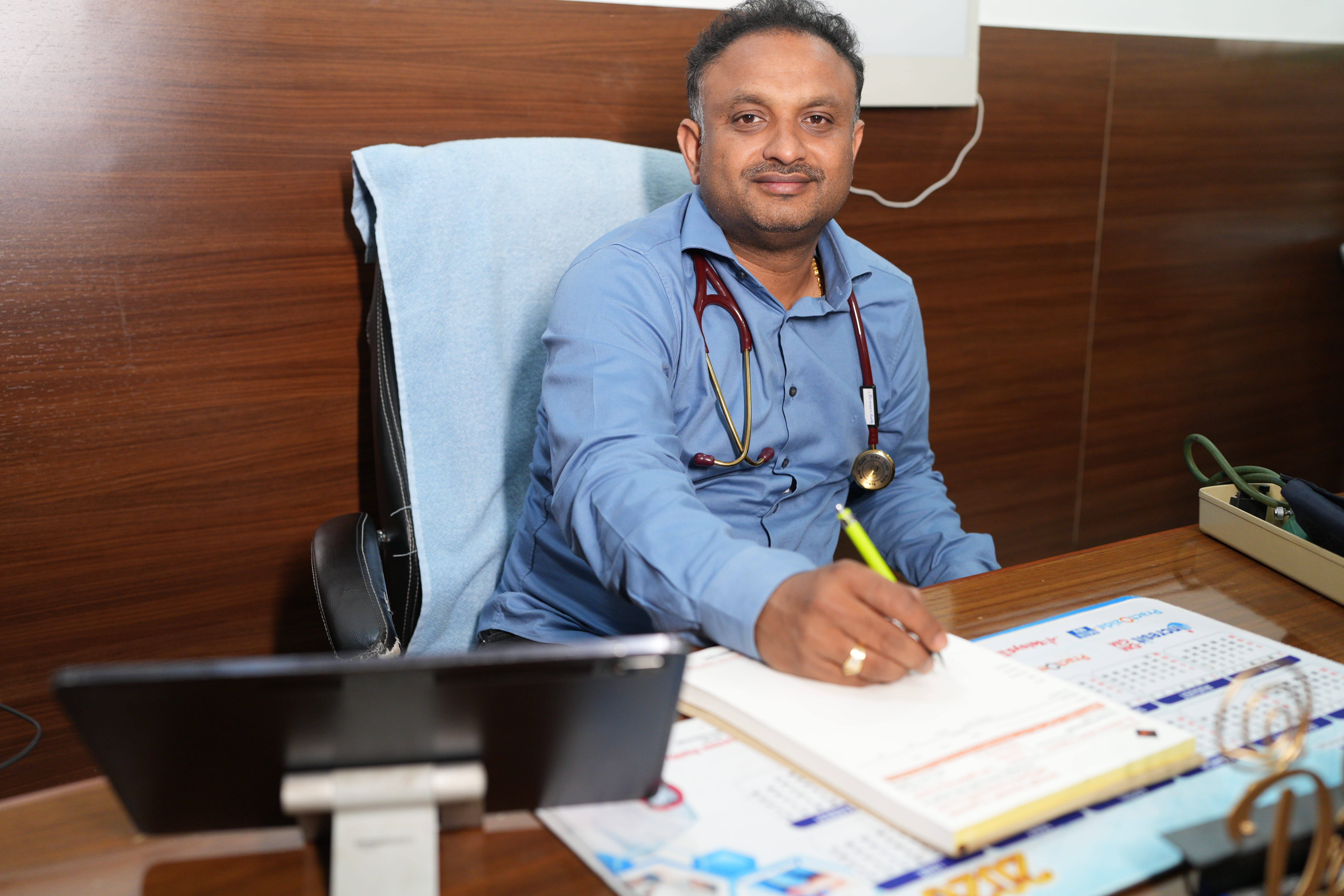 Dr. Praveen Reddy providing kidney consultation at Sri Lasya Hospital Warangal